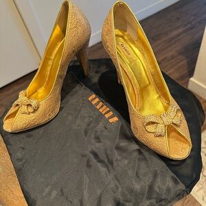 LE SILLA LUXURY Elegant Gold Peep-Toe Heels with Bow Accent